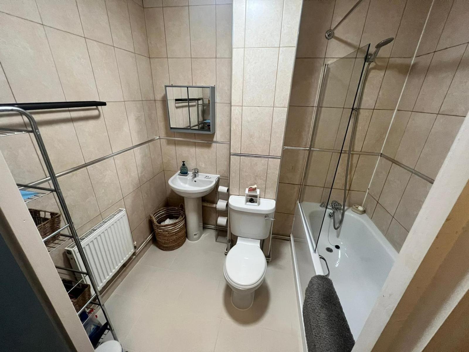 Cosy Private Room With Shared Bathroom Facilities Londen Buitenkant foto