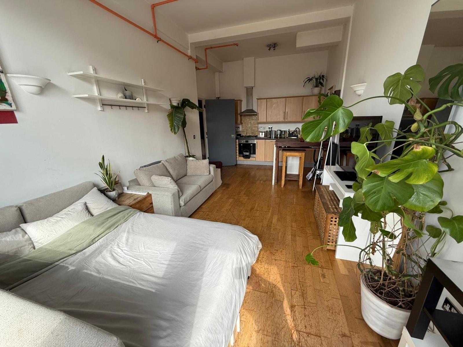 Cosy Private Room With Shared Bathroom Facilities Londen Buitenkant foto