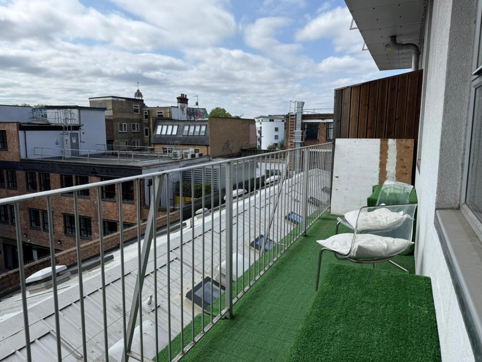 Cosy Private Room With Shared Bathroom Facilities Londen Buitenkant foto